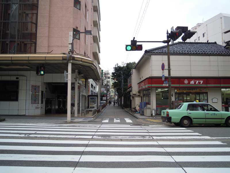 金沢片町二丁目交差点横断歩道。左「エルウエスト」　右「ポプラ金沢片町店」